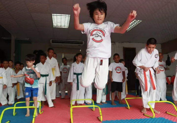 En el "dojo" del Club Senshi No Kobushi, de la Fundación para el Desarrollo Senshi, niños con discapacidad y sin discapacidad entrenan unidos. /Foto Anayansi Gamez