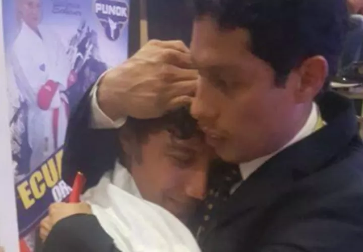 El "sensei" Frías disfruta de cada logro de sus atletas. En esta foto, abraza a Luis Mario Moore luego de que este ganara la medalla de oro del Campeonato Panamericano de Para-karate.