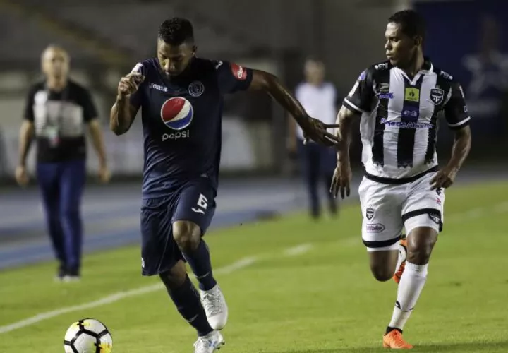 Reinieri Mayorquín del Motagua (izq.) y  Rolando Botello del Tauro /Foto EFE