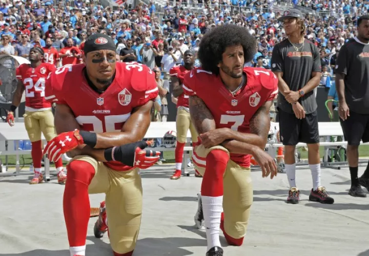Eric Reid (izq.) junto al "quarterback" Colin Kaepernick. /Foto AP