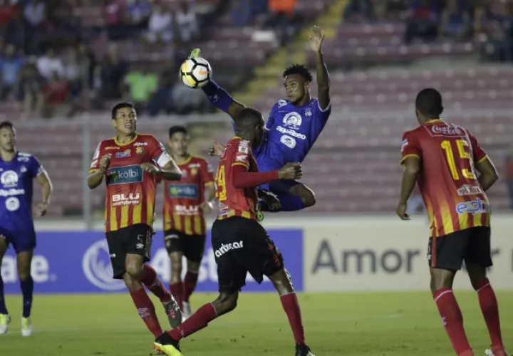 El Árabe Unido de Colón salió a batallar en el partido de vuelta de semifinales de la Liga Concacaf. /Foto EFE