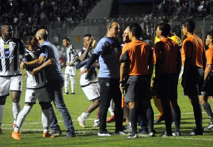 Al final del partido, los ánimos se caldearon porque los jugadores del Tauro le fueron a reclamar a López. EFE