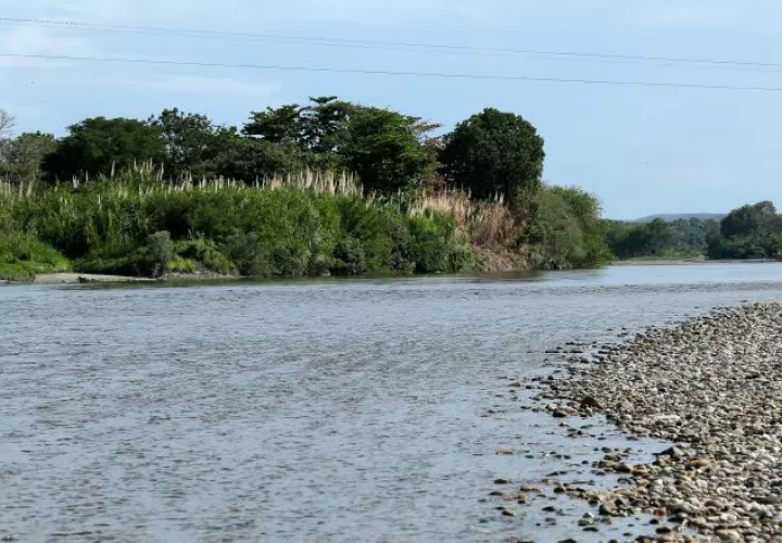 Quienes buscan una experiencia distinta buscan el río Magdalena en Colombia, donde también practican la pesca. /Foto EFE