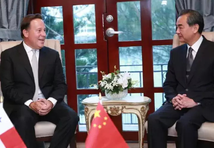 El ministro de Relaciones Exteriores de China, Wang Yi, reunido con el presidente de Panamá, Juan Carlos Varela. /Foto de archivo
