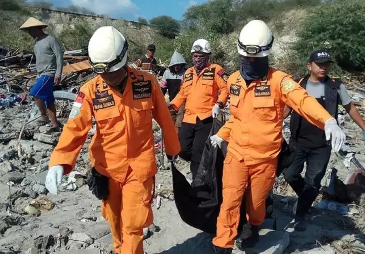 Miembros del personal de rescate cargan una víctima mortal. EFE