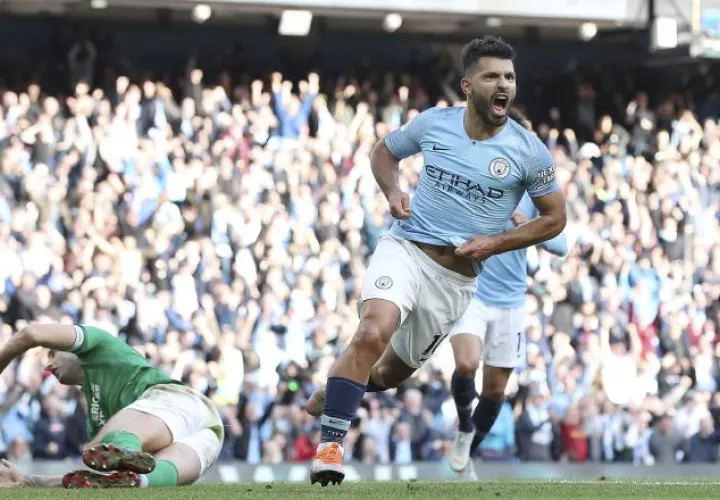 Sergio Agüero celebra su  gol ante el Brighton & Hove Albion. /Foto AP