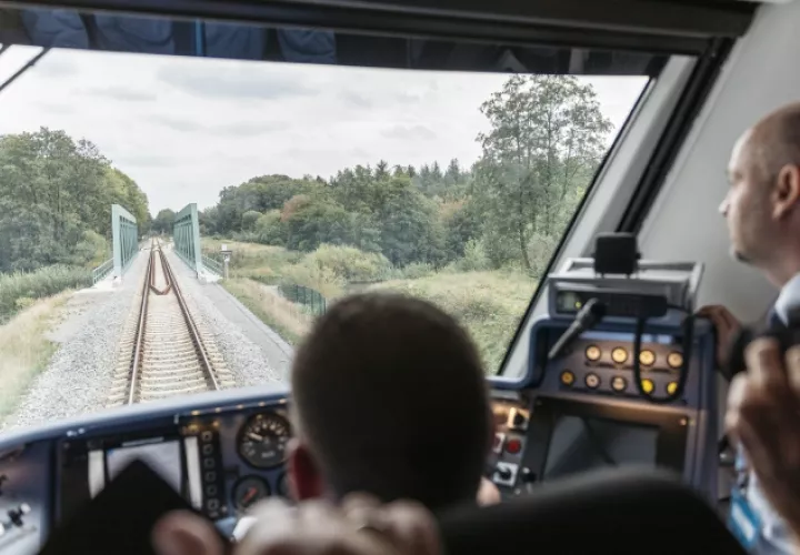 Políticos y autoridades locales en la cabina del tren de hidrógeno. 