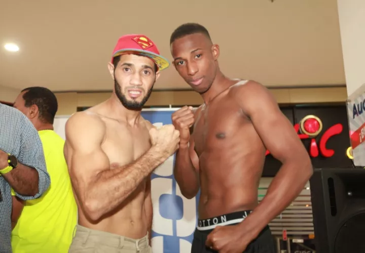 Irving "El Relámpago" Berry" (izq.) y el cubano Pablo Vicente. /Foto Anayansi Gamez.