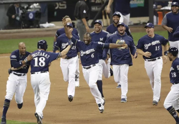 Milwaukee tiene ventaja en la serie. /Foto AP