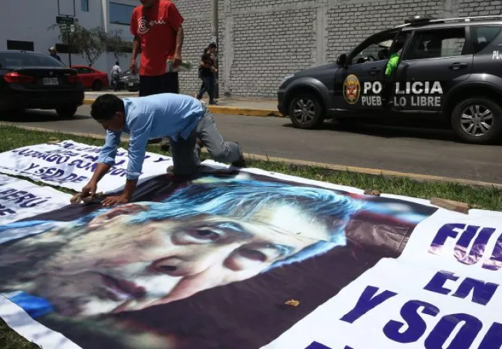 Simpatizantes del expresidente Fujimori traen una pancarta con su fotografía al exterior de la Clínica Centenario Peruano Japonesa.