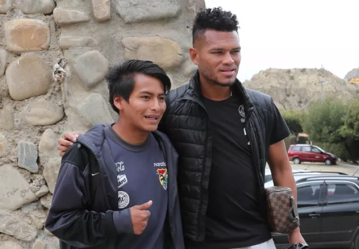 Rolando Blackburn comparte con un seguidor de The Strongest. EFE