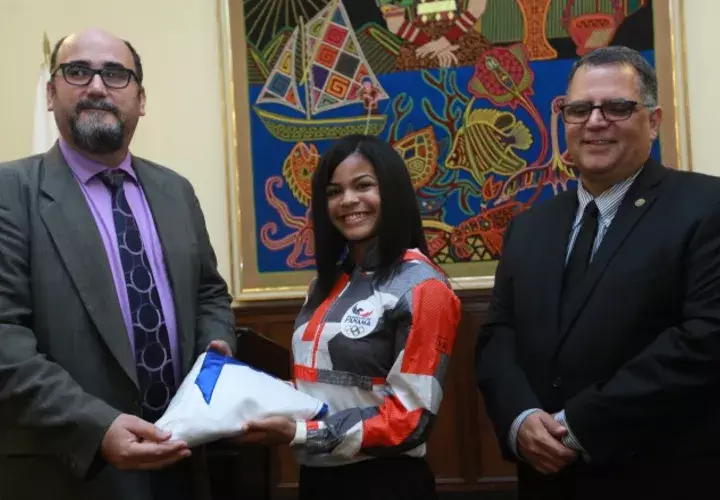 4- Candelo recibe la bandera del ministro encargado de la  Presidencia, Salvador Sánchez. Anayansi Gamez
