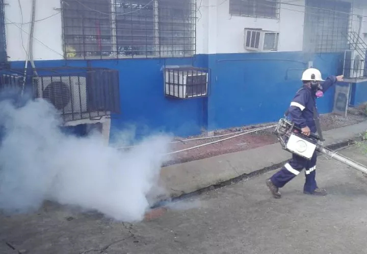 En la escuela José María Barranco hubo jornada de fumigación. Eric Montenegro