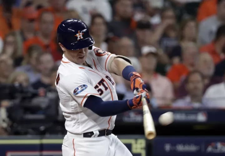 Alex Bregman conecta su cuadrangular ante los Indios de Cleveland. AP