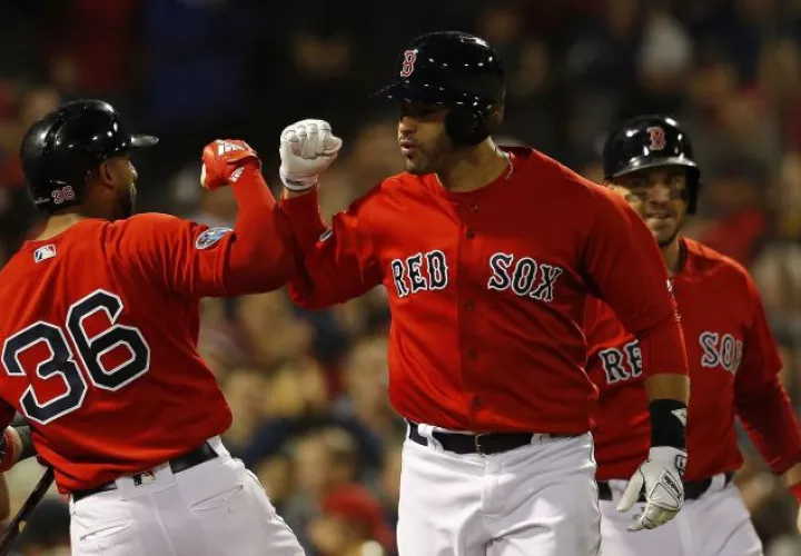 J.D. Martínez (der.) celebra su cuadrangular con Eduardo Núñez. AP