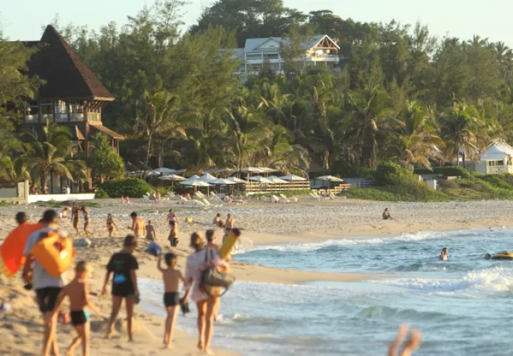 Unos turistas pasean por una de las playas de isla Reunión. /Foto Oficina de Turismo de Francia