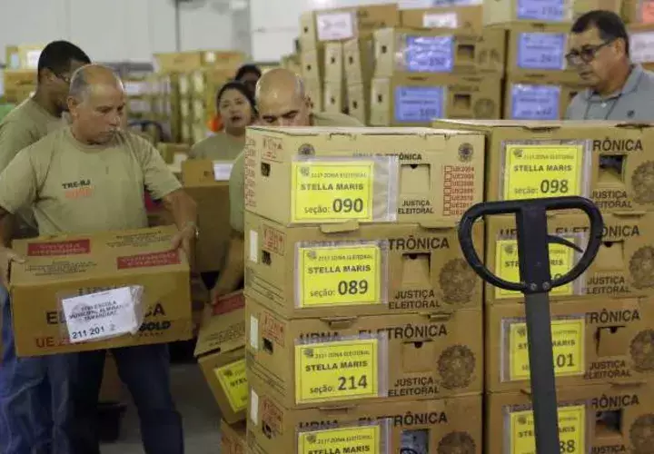 Distribuyen los kits con el fin de armar las mesas de votación para 147.3 millones de personas llamadas a votar. EFE