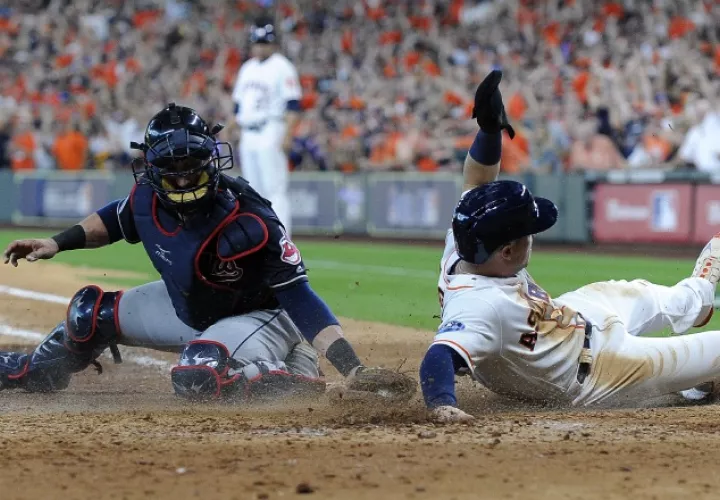 Alex Bregman anota una de las carreras de los Astros. /Foto AP