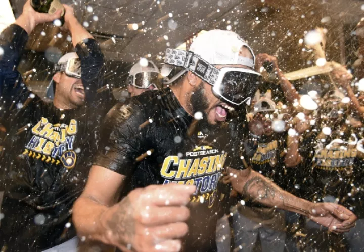 Jugadores de los Cerveceros de Milwaukee, festejan. /Foto AP