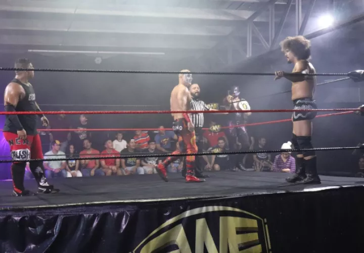 King SheMc ganó su lucha frente a  Crush, Karcamo y la exsuperestrella de la WWE, Carlito. /Foto Cortesía