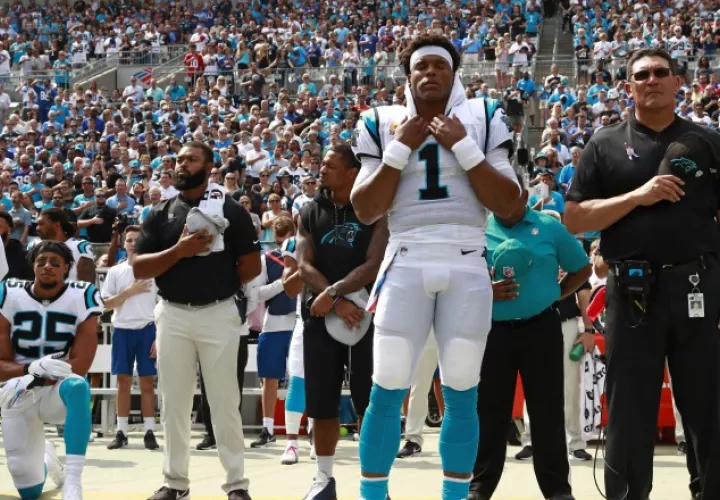 Eric Reid de rodillas durante el himnno. /Foto AP