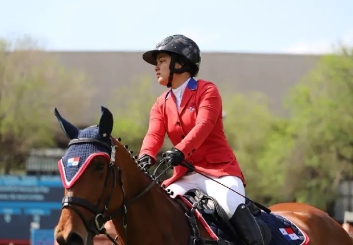 Marissa Thompson guiando a "Kithira" en el Green Park del Club Hípico Argentino. /Foto @COlimpicoPanama