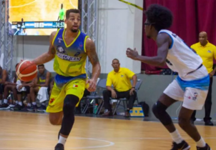 Trevor Gaskins (izq.) de los Correcaminos /Foto LPB