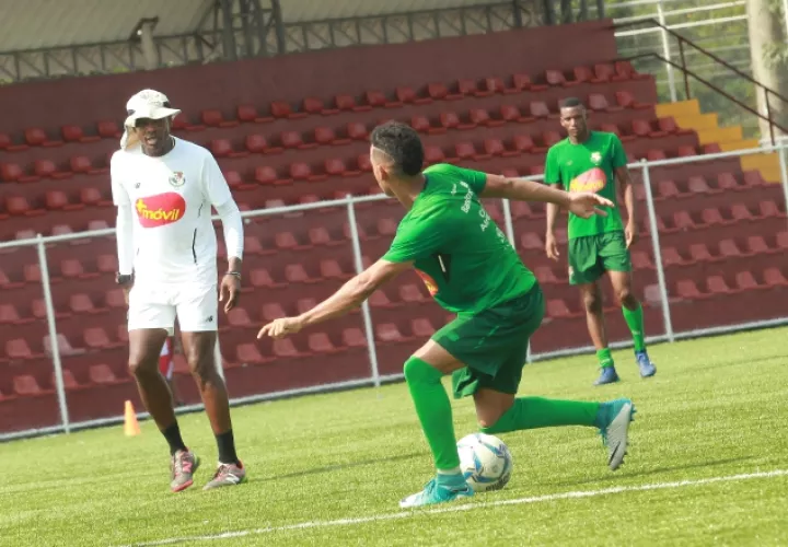 Jorge Dely Valdés (izq.) entrena a la selección Sub-20 de Panamá. /Foto Anayansi Gamez
