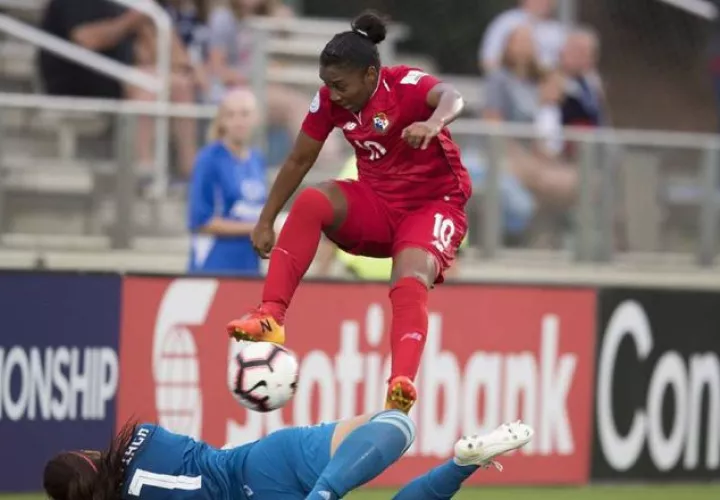 Marta Cox de Panamá salta ante la salida de la portera mexicana Cecilia Santiago. /Foto Tomada de Concacaf