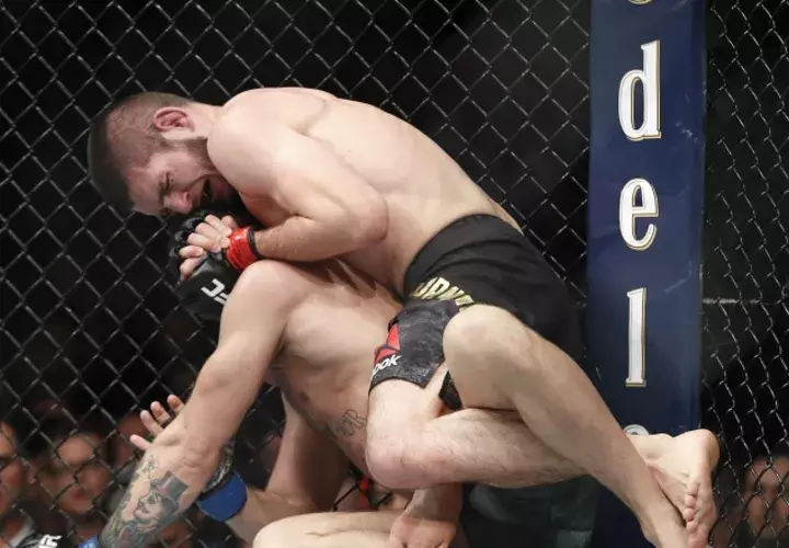 Khabib Nurmagomedov venció por sumisión a Conor McGregor en el cuarto asalto. /Foto AP