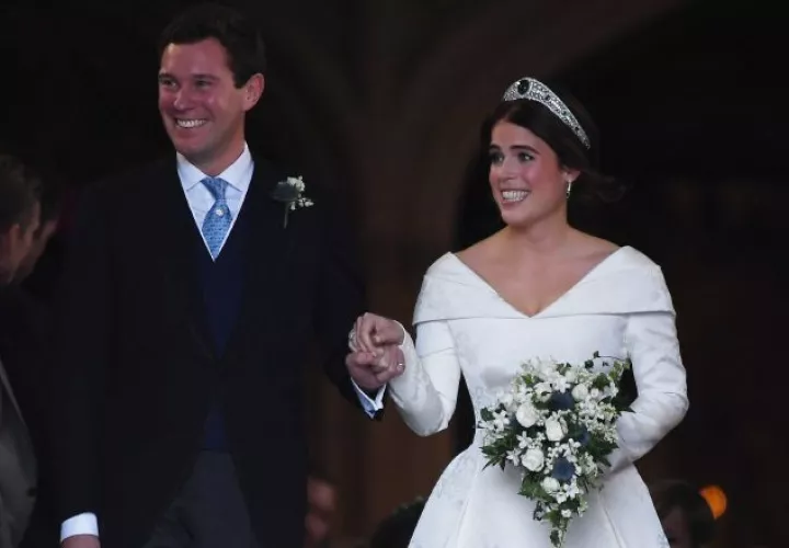 La princesa Eugenia y su esposo, Jack Brooksbank, abandonan la capilla de San Jorge en Windsor (Reino Unido).  EFE