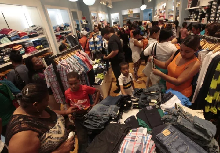 La desaceleración económica ha afectado el consumo de la población. Archivo