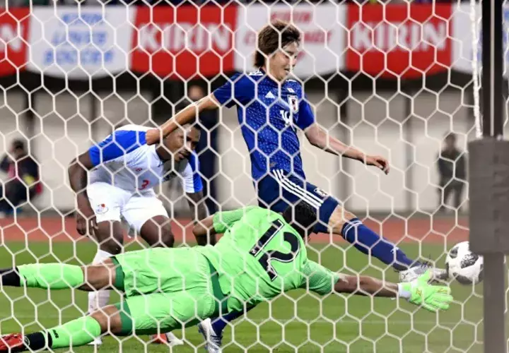 Junya Ito anota el segundo gol de Japón ante el marco de José Calderón. AP