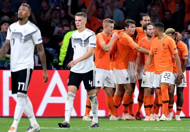 Jugadores de Holanda festejan y alemanes lamentan la derrota. /Foto AP 