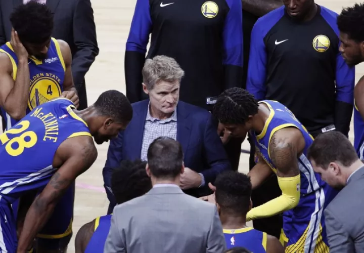 Steve Kerr, técnico de los Warriors (cent.), espera ganar el título en la temporada que está por iniciarse. /Foto AP