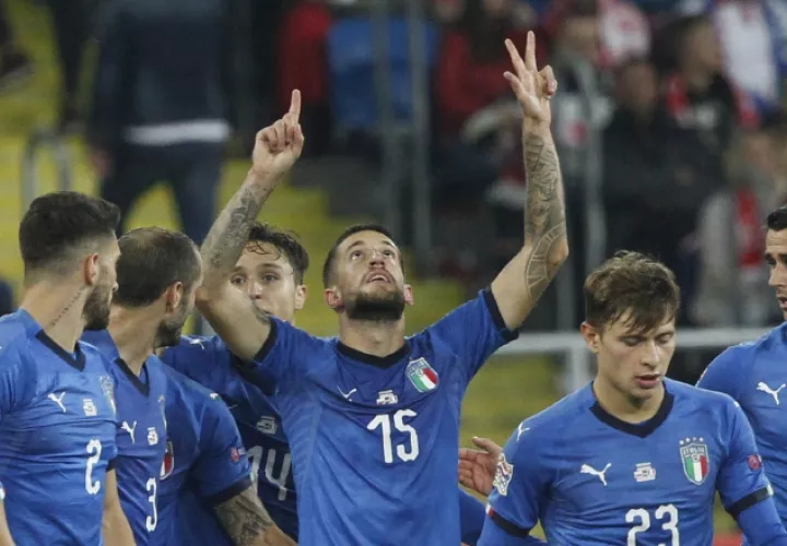 Cristiano Biraghi (15) anotó el gol italiano. /Foto AP