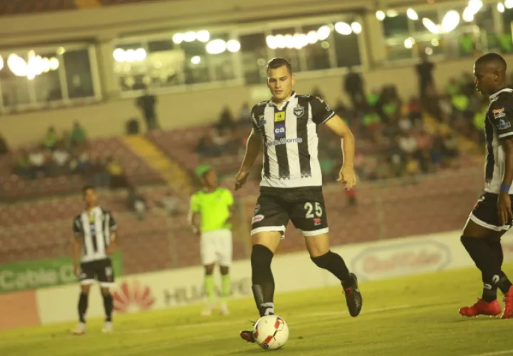 Jan Carlos Vargas, defensa del Tauro. /Foto Anayansi Gamez