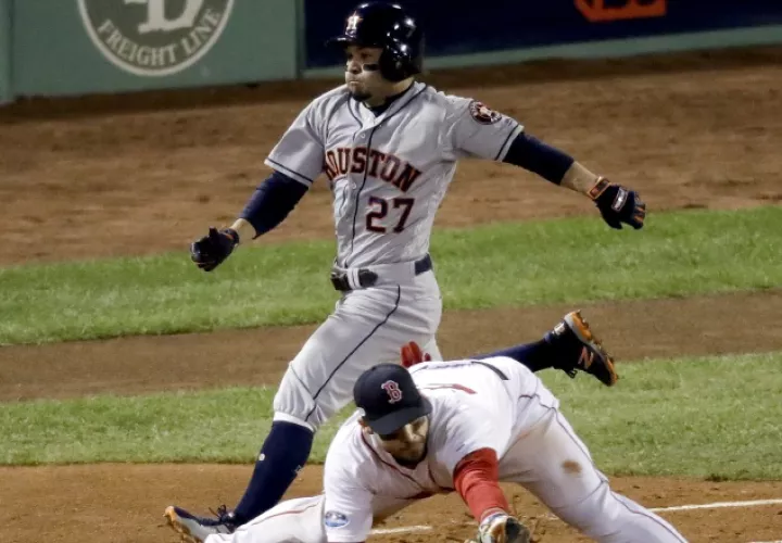 Alex Bregman, de los Astros de Houston, corre hacia la primera base que cubre Steve Pearce de Boston. /Foto AP