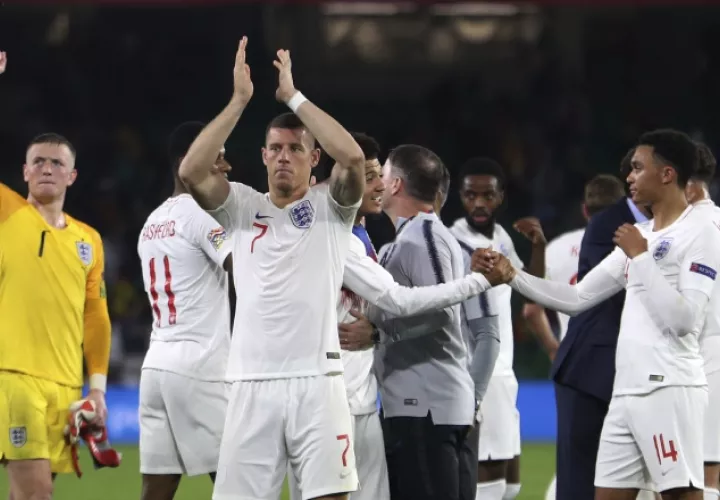 Ingleses saludan a sus seguidores desplazados a España. /Foto AP