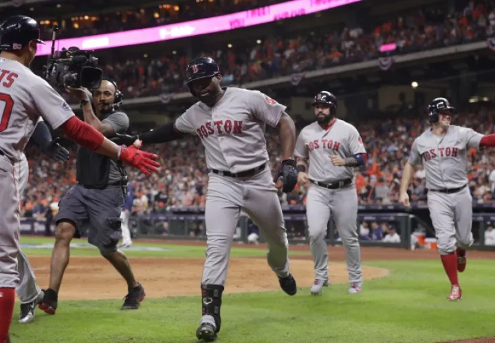 Jackie Bradley Jr. festeja su jonrón con bases llenas. /Foto AP