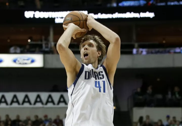Nowitzki lleva 21 temporadas. /Foto AP