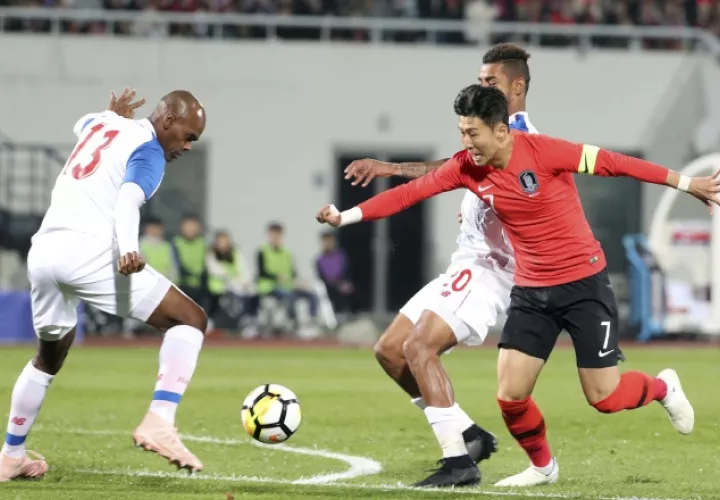 Adolfo Machado (izq.) marca al coreano Son Heung-Min. /Foto AP