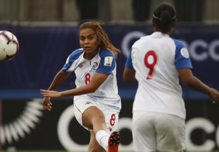 Laurie Batista (8)  y Karla Riley (9), jugadoras de Panamá. /Foto AP