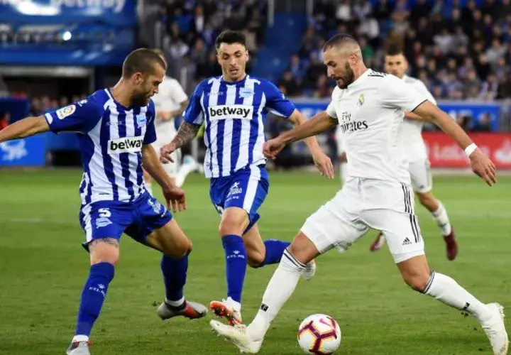 Benzema (d) viene de una lesión en los isquiotibiales. /Foto EFE