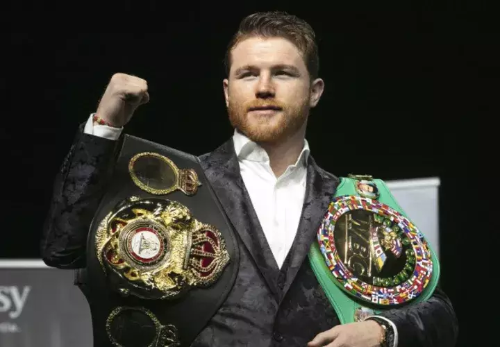 El mexicano Saúl "Canelo" Álvarez presume de sus títulos mundiales. /Foto AP