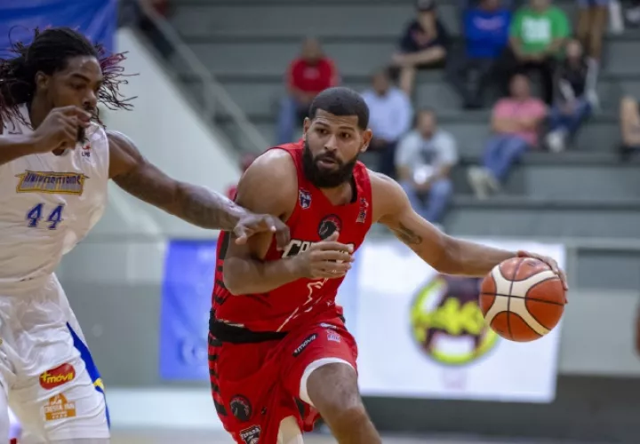 El puertorriqueño Ángel Matías  (derecha) terminó el partido con 19 tantos para la causa de los Caballos de Coclé. /Foto LPB