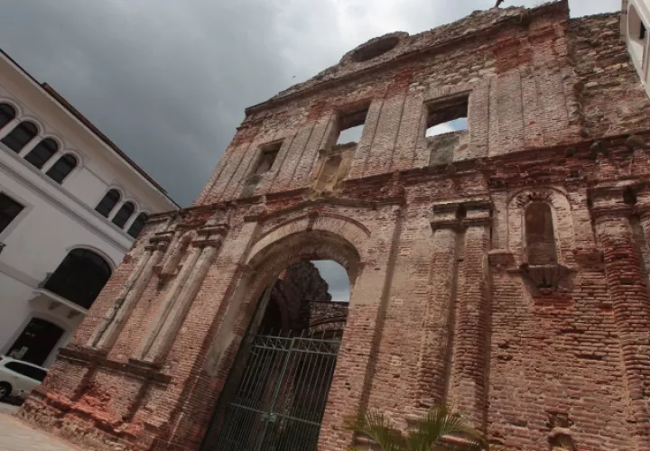 Monumento del Arco Chato. Archivo.