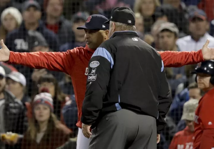 Alex Cora, técnico de los Medias Rojas de Boston, protesta contra el árbitro Joe West en uno de los juegos contra Astros.  AP