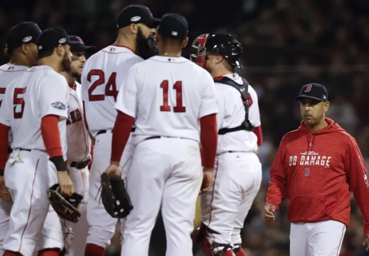 Cora camina hacia el montículo a conversar con sus jugadores. AP