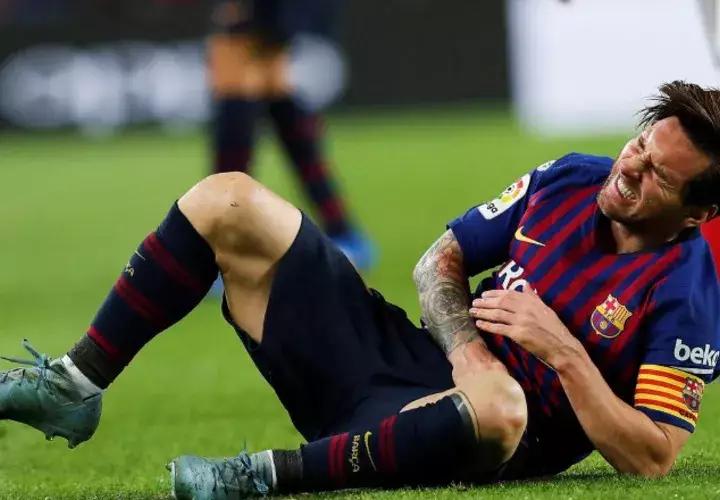 Messi se queja del dolor que le provocó la lesión en su brazo derecho.